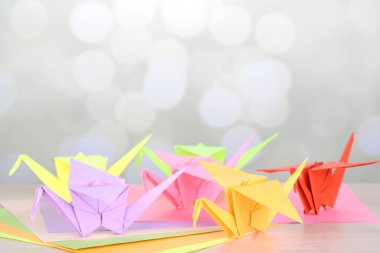 Origami Vinçler üzerinde açık renkli ahşap tablo