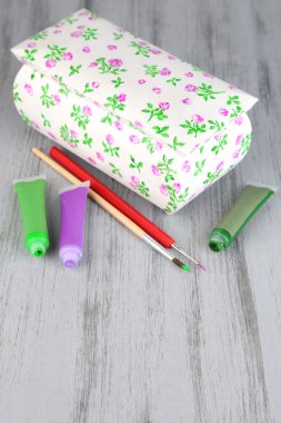 güzel el tabut ve sanat malzemeleri ahşap masa üzerinde yapılmış.