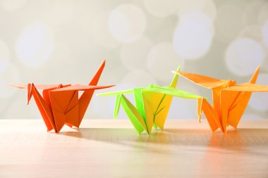 Origami Vinçler üzerinde açık renkli ahşap tablo