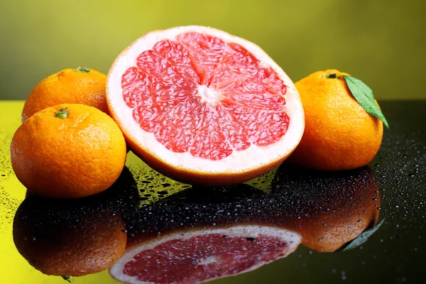 成熟的甜橘子和葡萄柚，在深色背景上 — 图库照片