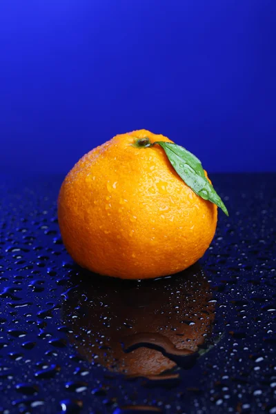 Rijpe zoete tangerine, op donkere kleur achtergrond — Stockfoto