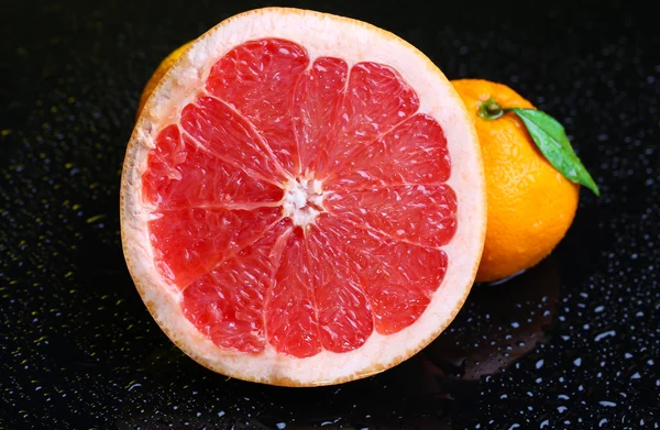 Mogen söt mandarin och grapefrukt, på mörka bakgrund — Stockfoto