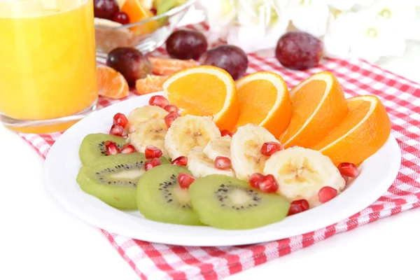 Frutas frescas dulces en el plato en primer plano de la mesa —  Fotos de Stock