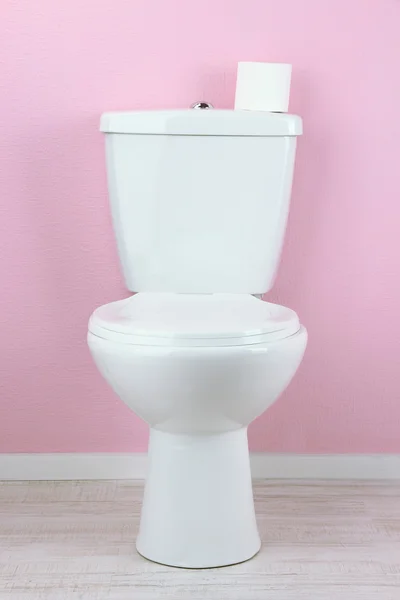 Witte toiletpot in badkamer — Stockfoto