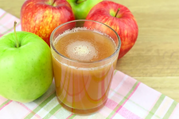 リンゴの健康新鮮なジュースをクローズ アップ — ストック写真