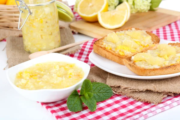 Läckra skålar med citron sylt på tallriken på bordet närbild — Stockfoto