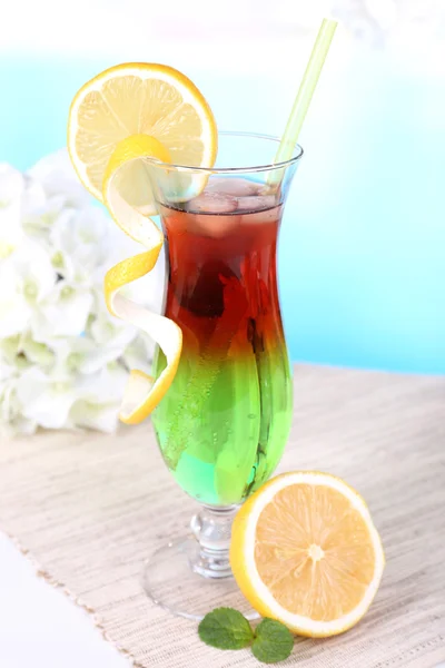 Masanın üzerine açık mavi renkli olarak kokteyl bardak — Stok fotoğraf