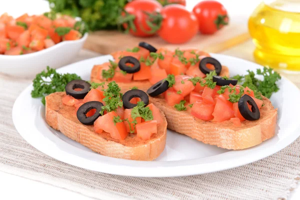 Deliziosa bruschetta con pomodori sul piatto primo piano — Foto Stock