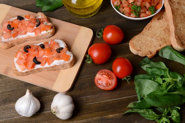 Deliziosa bruschetta con pomodori sul tagliere primo piano — Foto Stock