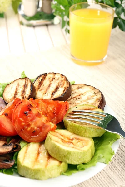 Leckeres gegrilltes Gemüse auf dem Teller in Großaufnahme — Stockfoto