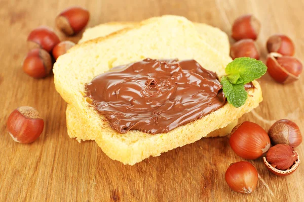 Pan con avellana de chocolate dulce sobre fondo de madera —  Fotos de Stock