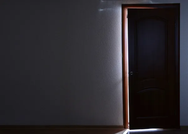 Відкриті двері з яскравим світлом зовні — стокове фото