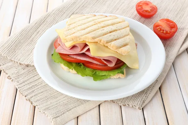 Gustoso panino con prosciutto sul tavolo di legno — Foto Stock