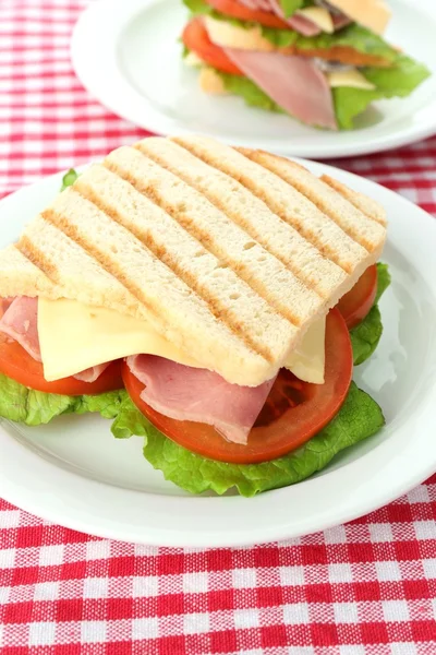 Leckeres Sandwich mit Schinken auf dem Tisch — Stockfoto