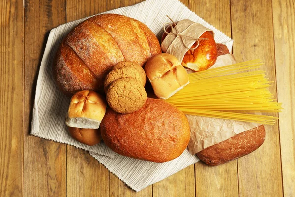 Productos de panadería sobre mesa de madera — Foto de Stock