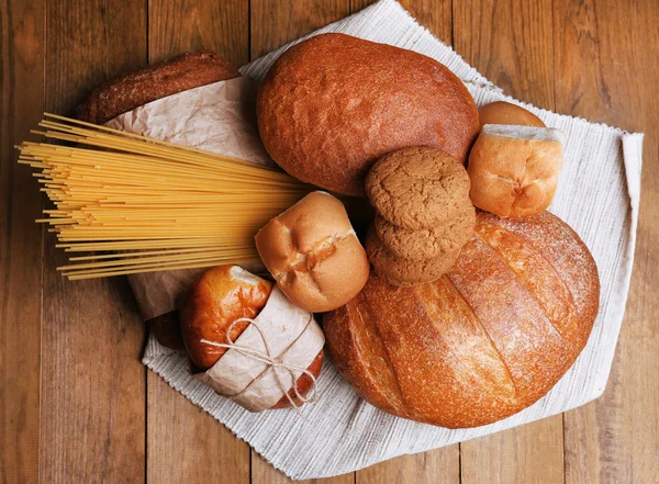 Productos de panadería sobre mesa de madera — Foto de Stock