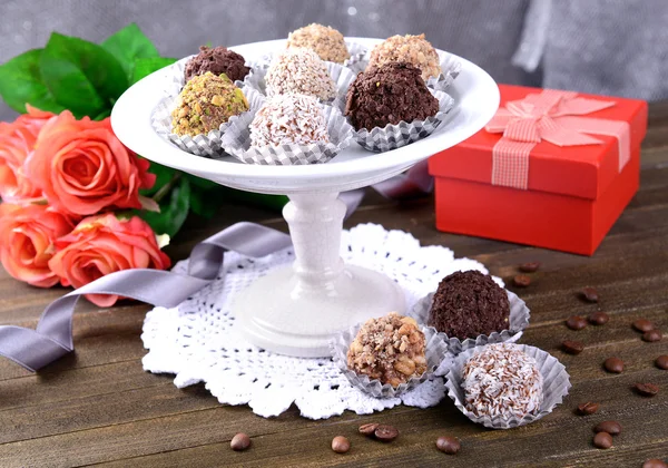 Conjunto de doces de chocolate na mesa em fundo cinza — Fotografia de Stock