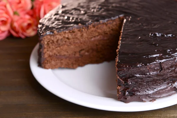Délicieux gâteau au chocolat sur table close-up — Photo
