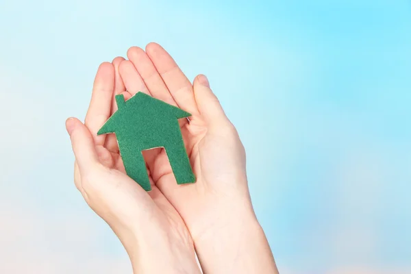 Pequeña casa de papel en primer plano, sobre fondo claro — Foto de Stock