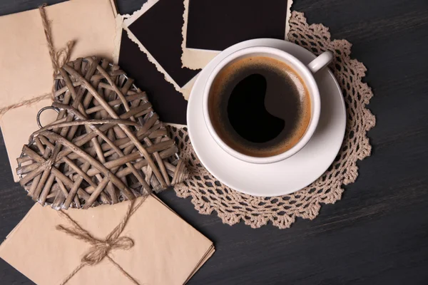 Taza de café y viejas fotos en blanco, sobre fondo de madera — Foto de Stock