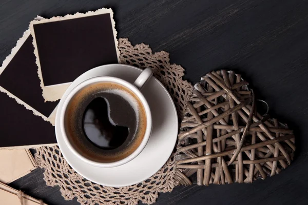 Composición con taza de café, cartas y fotos antiguas en blanco, sobre fondo de madera — Foto de Stock