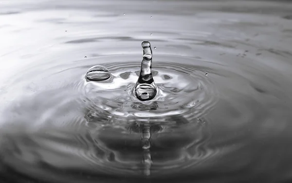 Primer plano de la gota de agua — Foto de Stock