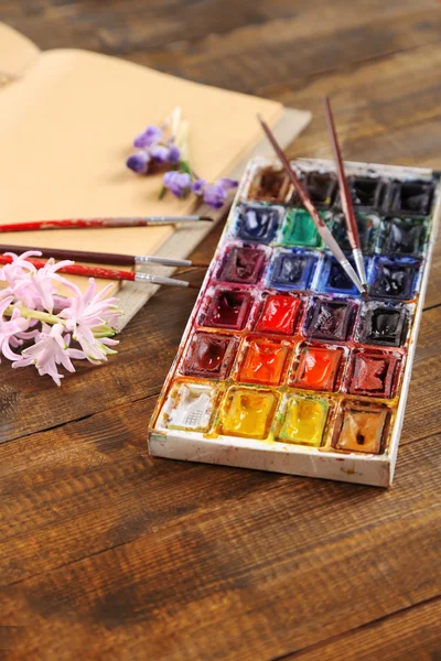 Kompozycja z kolorowe akwarele, szczotki i sketcher na drewniane tła — Zdjęcie stockowe