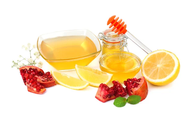 Söt honung med granatäpple och citron isolerad på vit — Stockfoto