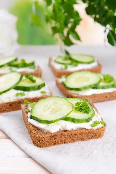 Deliciosos canapés en primer plano de la mesa —  Fotos de Stock