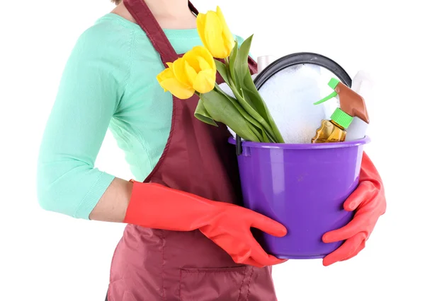 Femme au foyer tenant seau avec équipement de nettoyage. Photo conceptuelle du nettoyage du printemps. Isolé sur blanc — Photo