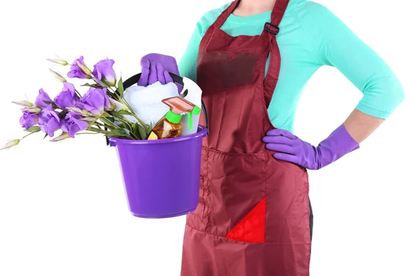 Ama de casa sosteniendo cubo con equipo de limpieza. Foto conceptual de la limpieza de primavera. Aislado sobre blanco —  Fotos de Stock