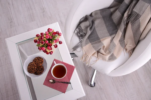 Composición con taza de bebida caliente, vela y flores sobre fondo de mesa de madera — Foto de Stock