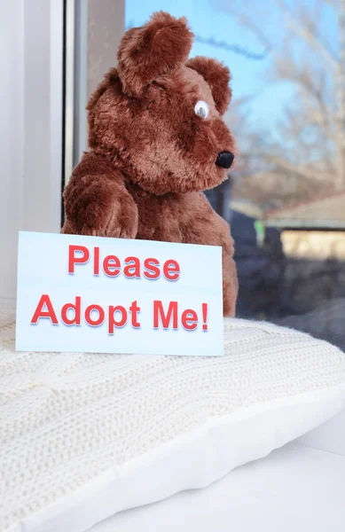 Toy-bear looking out window close-up — Stock Photo, Image