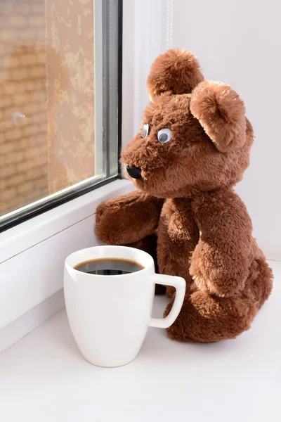 Zabawka niedźwiedź patrząc z bliska okno — Zdjęcie stockowe