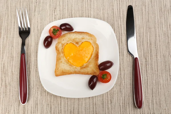 Äggröra med bröd på plattan, på färg servett — Stockfoto