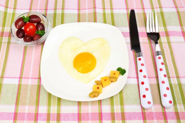 Œufs brouillés avec du pain dans l'assiette, sur une serviette de couleur — Photo