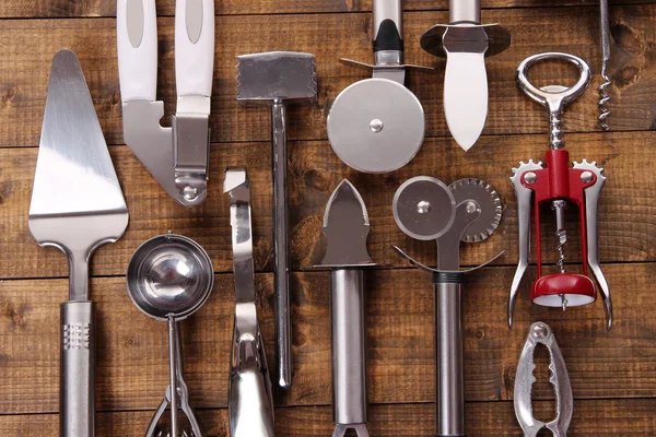 Utensílios de cozinha de metal na mesa de close-up — Fotografia de Stock