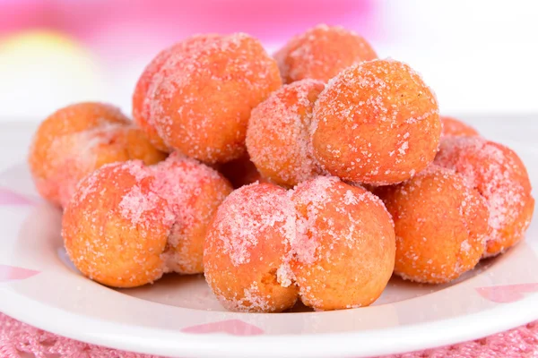 Kue yang lezat buah persik di atas meja dengan latar belakang cahaya — Stok Foto