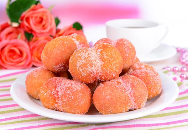 Вкусные персики на столе крупным планом — стоковое фото
