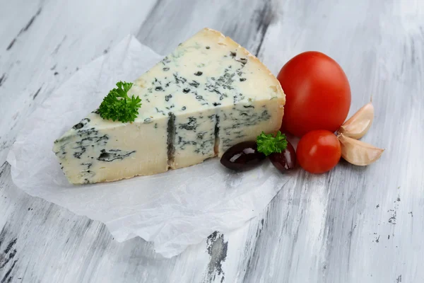 老木桌上的美味蓝奶酪。 — 图库照片