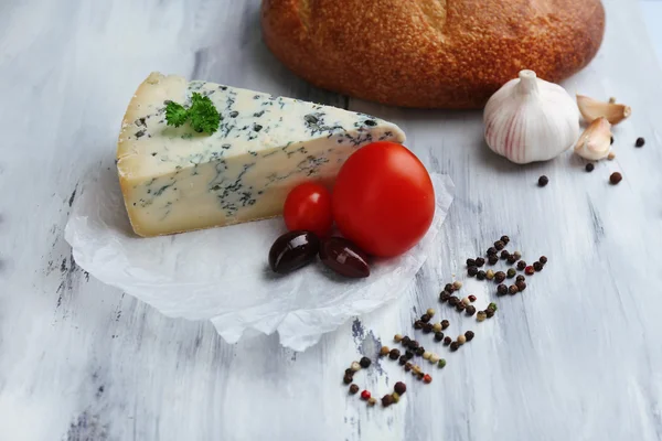 Sabroso queso azul y pan en la vieja mesa de madera —  Fotos de Stock
