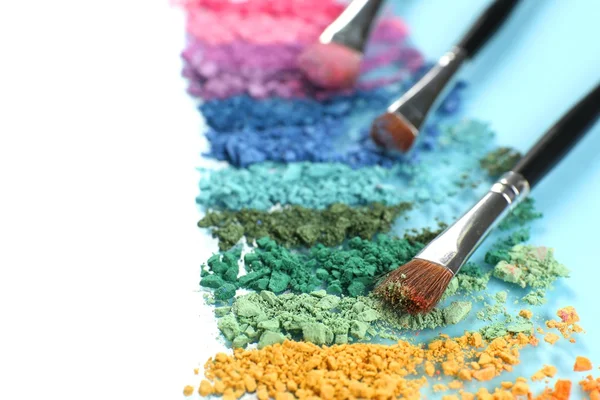 Arco-íris esmagado sombra e escova de maquiagem profissional de perto — Fotografia de Stock