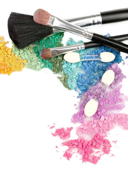 Regenbogen-zerkleinerter Lidschatten und professioneller Make-up-Pinsel aus nächster Nähe — Stockfoto