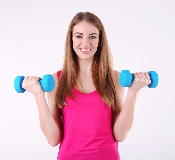 Dívka mladá krásná fitness cvičení s činkami v tělocvičně — Stock fotografie