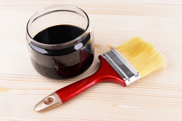 Applying protective varnish to wooden board close-up — Stock Photo, Image