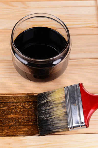 Applying protective varnish to wooden board close-up — Stock Photo, Image