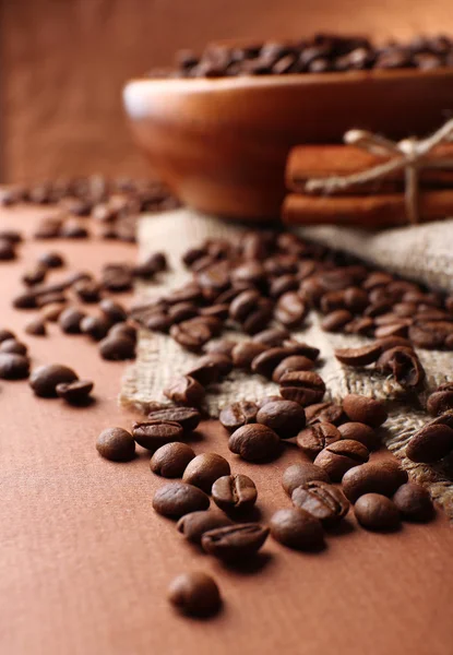 Кофейные зерна на столе на коричневом фоне — стоковое фото
