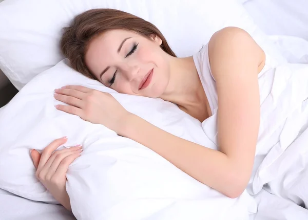 Jovem bela mulher dormindo na cama close-up — Fotografia de Stock