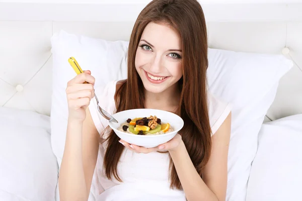 Unga vackra kvinnan i sängen med lätt frukost — Stockfoto