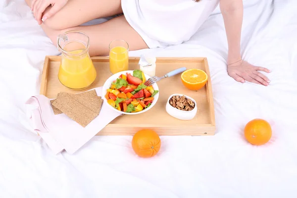 Kobieta w łóżku z lekkie śniadanie — Zdjęcie stockowe